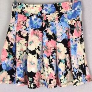 Mi Ami floral mini skirt  size Medium